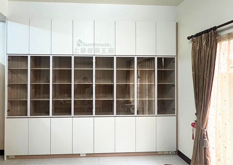 台南新營林小姐的客廳大書櫃